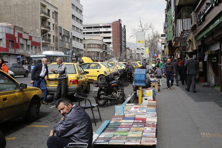 جمع آوری کتاب های ضاله از میدان انقلاب