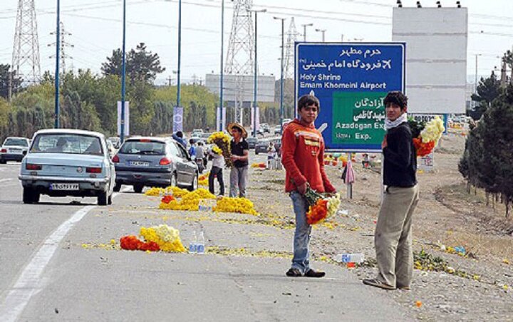 گل فروشی کودکان در مسیر بهشت زهرا
