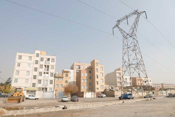 زندگی شهروندان محله مشیریه در کنار غول های آهنی