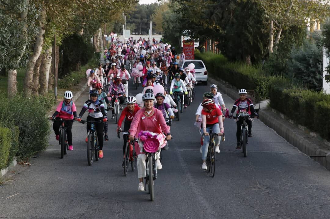 دوچرخه سواری 300 ورزشکار زن در تهران