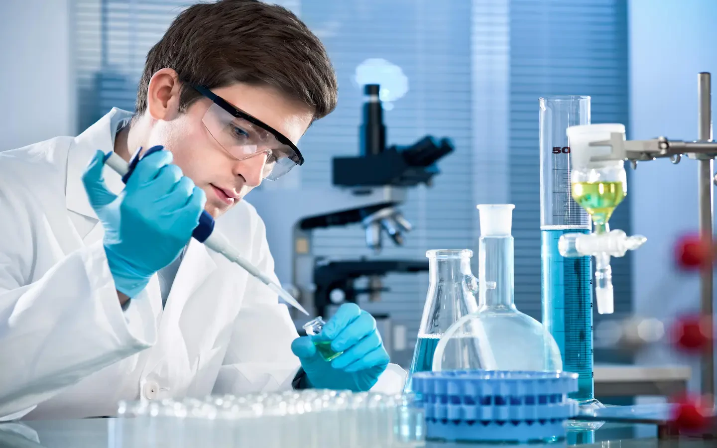 بررسی دو نوع ماده شیمیایی آزمایشگاهی: استرونیتریل و اسید نینتریک