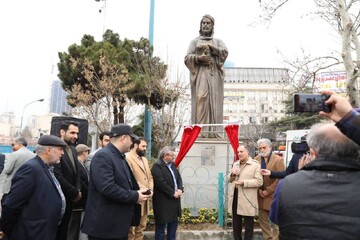 تندیس نظامی گنجوی در میدان ونک رونمایی شد